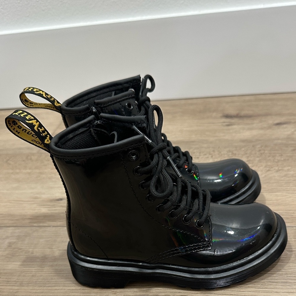 NEW Dr Marten Shiny Patent 1460 Black Rainbow Lace-Up Kids Combat Boots bold - Picture 4 of 9